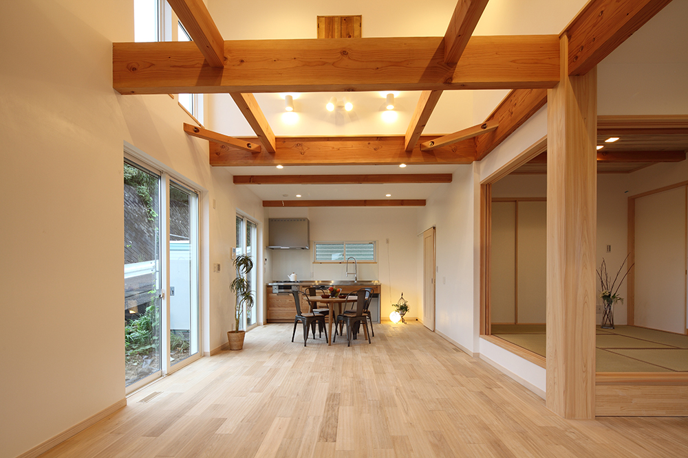 勾配天井と堂々とした梁の構造を現した美しいデザインのすまい 千葉の注文住宅なら 木のすまい工房
